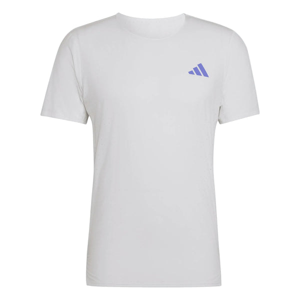 Adidas Adizero løbetrøje til mænd i farven White/Solpur har korte ærmer og et lille blåt geometrisk logo på venstre bryst, der fremstår på en ensfarvet hvid baggrund.