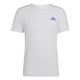 Adidas Adizero løbetrøje til mænd i farven White/Solpur har korte ærmer og et lille blåt geometrisk logo på venstre bryst, der fremstår på en ensfarvet hvid baggrund.