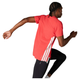 En person i Adidas Adizero Running Tee, Herre, Semi Lucid Red - med hvide sidestriber - og sorte leggings ses i gang med ryggen til kameraet mod en almindelig hvid baggrund.