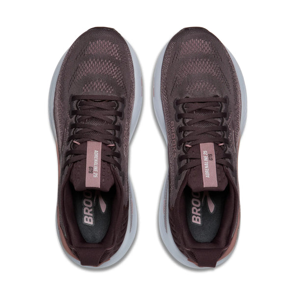 Et billede set ovenfra af Brooks Adrenaline GTS 25 dame-løbeskoen i farvekombinationen Raisin/Woodrose/White viser snørebåndene, overdelen i mesh, »Brooks«-logoet på tungen, de hvide såler og indlægssålerne med Brooks-logoet.