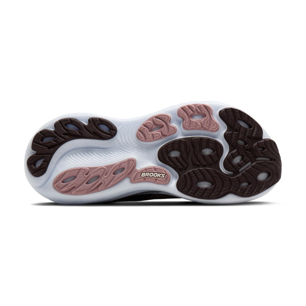 Brooks Adrenaline GTS 25 Dame i farvekombinationen Raisin/Woodrose/White har en hvid sål med sorte og lyserøde strukturerede gummipuder, der sikrer støddæmpning og stabilitet. På undersiden står der »Brooks« midt på en lyserød baggrund.