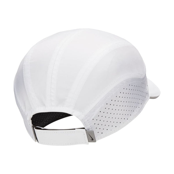 Nike Adv Fly Cap i hvid/antrazit/reflekterende sølv har perforerede sidepaneler til ventilation, en justerbar strop med metalspænde og lille logo samt svedtransporterende materiale til komfort under enhver aktivitet. Unisex-design.