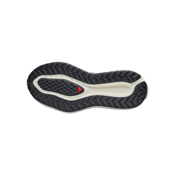 Billedet viser undersiden af Salomon Aero Glide 4 Grvl Dame (Stormy Weather/Lichen/Vanilla Ice)-sålen med en sort, struktureret slidbane med sekskantede og zigzag-mønstre, en hvid midterdel og en lille rød trekant nær midten.