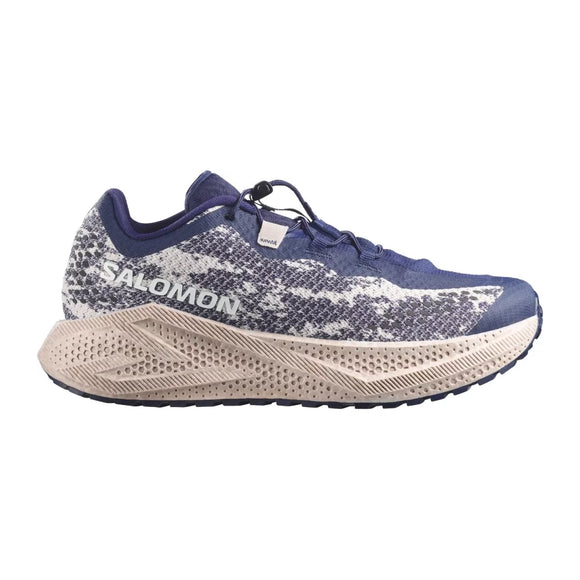 Salomon Aero Glide 4 Grvl-løbesko til herre i farven Mar Bl/Slv Cl/Wh har en struktureret mellemsål, der dæmper stød, en mønstret overdel og et synligt quick-lace-system – set fra siden – og er ideel til grusveje.