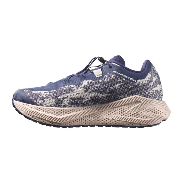 Et billede set fra siden af Salomon Aero Glide 4 Grvl-løbesko til herre i farven Mar Bl/Slv Cl/Wh, med en mønstret strikket overdel, sorte snørebånd og en struktureret, tyk beige sål, der er designet til optimal stødabsorbering på grusveje.