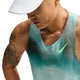 En person iført en hvid kasket, en sølvkæde og Nike AeroSwift-løbetrøje til mænd i farven Bright Spruce/Green med det karakteristiske Nike-logo. Personen har en synlig tiger-tatovering på overarmen, der fremhæver både hans løbetøj til mænd og hans unikke stil.