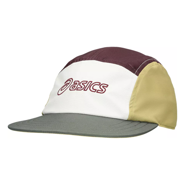 Asics 5 Panel Cap, Unisex, Mantle Green/Dark Currant/Lemongrass, er en stilfuld og åndbar kasket med flerfarvede paneler og rødbrune Asics-logosyninger foran.
