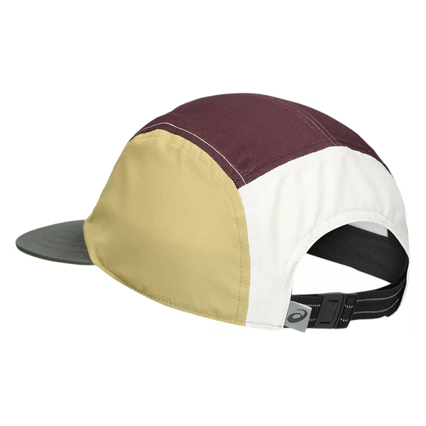 Asics 5 Panel Cap, Unisex, i Mantle Green/Dark Currant/Lemongrass har et åndbart design, en justerbar sort strop med et lille mærke bagpå og stilfulde kontrasterende paneler fra Asics.