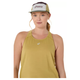 En person i en lysegrøn Asics-tanktop og en Asics 5 Panel Cap i Mantle Green/Dark Currant/Lemongrass står med front mod en almindelig hvid baggrund.