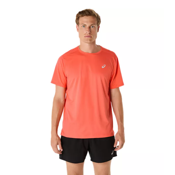 En mand står med front mod koralrevet i en Asics Core SS Top, Herre med refleksdetaljer og sorte shorts. Trøjen har et lille hvidt Asics-logo på venstre bryst. Baggrunden er helt hvid.