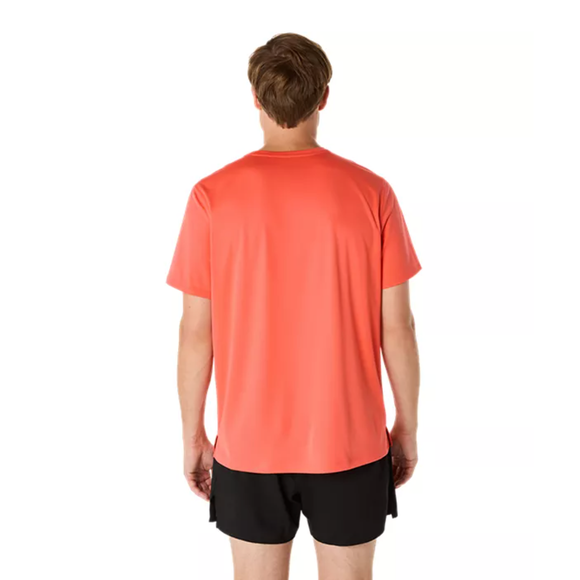 En mand står med ryggen til kameraet iført en Asics Core SS Top, Herre, Coral Reef og sorte shorts på en hvid baggrund.