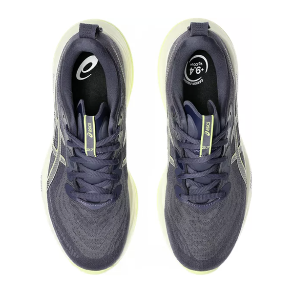 Topbillede af et par Asics Gel-Cumulus 27 herre løbesko i Indigo Fog/Lucid Yellow med synlig Asics-branding på pløsen og produktmærkat i højre sko. Udstyret med PureGEL-teknologi for optimal komfort.