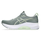 Asics Gel-Kayano 32 Dame i Monument Blue/Whisper Green har en tyk hvid sål, sølvlogo, overdel i mesh, snørelukning og grønne detaljer - perfekt til dem, der søger en pålidelig stabilitetssko.