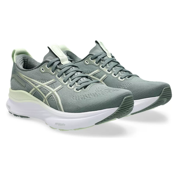 Et par Asics Gel-Kayano 32 Dame løbesko i monumentblå og hviskende grøn med hvide såler, vist side om side på en hvid baggrund.