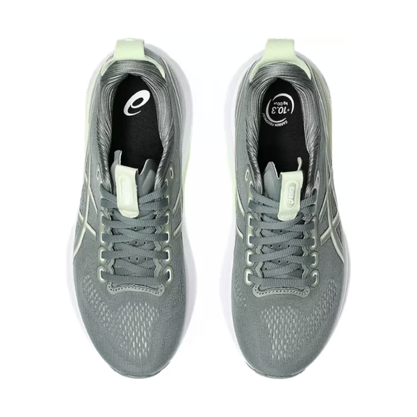 Et top-down billede af Asics Gel-Kayano 32 Dame løbesko i Monument Blue/Whisper Green med hvide såler. De sorte indersåler har mærkets logo, og de stabile sneakers er pænt snøret med lysegrønne accenter.