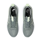 Et top-down billede af Asics Gel-Kayano 32 Dame løbesko i Monument Blue/Whisper Green med hvide såler. De sorte indersåler har mærkets logo, og de stabile sneakers er pænt snøret med lysegrønne accenter.