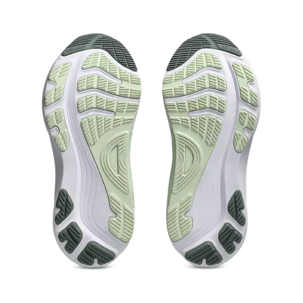 To Monument Blue/Whisper Green Asics Gel-Kayano 32 Dame løbesko såler vist nedefra, der fremhæver deres uslidte teksturerede slidbaner med mørkegrønne grebsektioner ved hæl og tå.