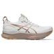 Asics Gel-Kayano 32 Dame i White/Orange Glow har en struktureret sål, logo på siden og overdel i mesh med lysebrune og beige detaljer. Udstyret med PureGEL og FF Blast+ - en topstabilitetssko til enhver løbetur.