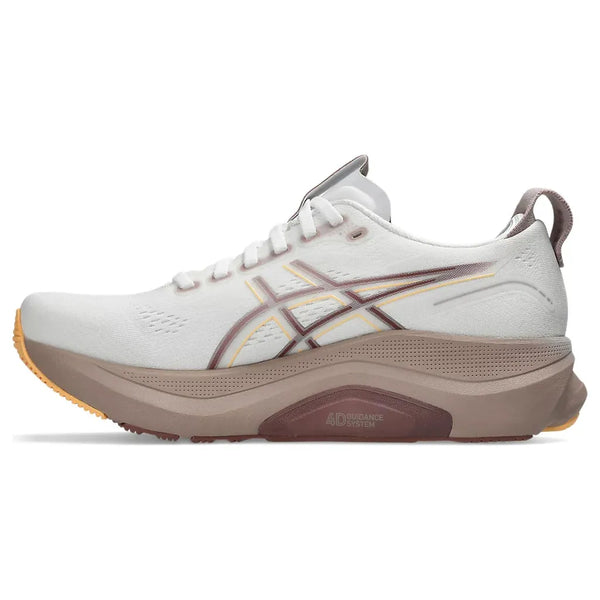 Et sidebillede af Asics Gel-Kayano 32 Dame i White/Orange Glow, der viser ASICS-logoet, den tykke sål, trækfligen ved hælen og de orange detaljer.