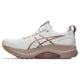 Et sidebillede af Asics Gel-Kayano 32 Dame i White/Orange Glow, der viser ASICS-logoet, den tykke sål, trækfligen ved hælen og de orange detaljer.