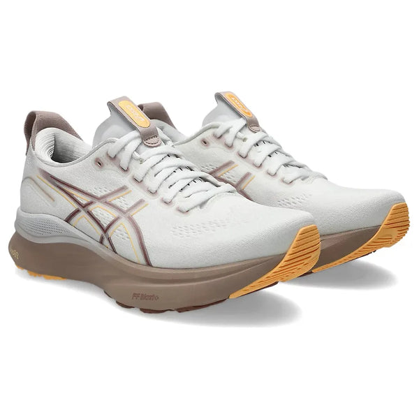 Asics Gel-Kayano 32 til kvinder i White/Orange Glow har et lavt design, snørelukning og stilfuld støtte med levende accenter.