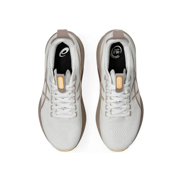 Et billede ovenfra af et par Asics Gel-Kayano 32 Dame løbesko i White/Orange Glow med snørebånd, overdel i meshstof og synligt branding på indersålen, placeret side om side på en hvid baggrund.