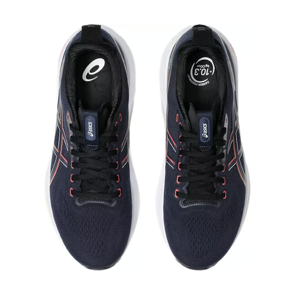 Et par Asics Gel-Kayano 32 løbesko herre i Midnight/Black er placeret side om side på en hvid baggrund og viser snørebåndene, Asics-logoet på tungen og de kontrasterende hvide såler set oppefra.
