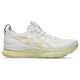 ASICS Gel-Kayano 32, Herre i White/Orange Glow er en stabilitetssko med overdel i mesh, snørelukning, tyk polstret sål og ASICS' signaturlogo, der giver stil og støtte.