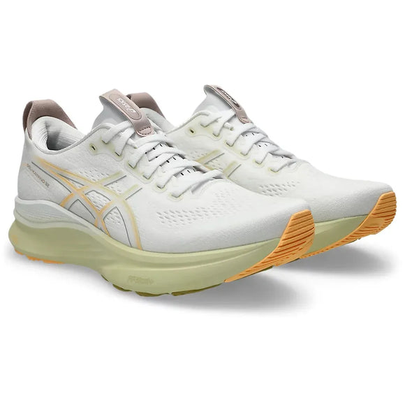Et par Asics Gel-Kayano 32, Herre løbesko i White/Orange Glow vises side om side med hvid mesh-overdel og lysegule såler med subtile grå og gule detaljer, begge vendt lidt mod højre.