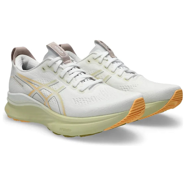 Et par Asics Gel-Kayano 32, Herre løbesko i White/Orange Glow vises side om side med hvid mesh-overdel og lysegule såler med subtile grå og gule detaljer, begge vendt lidt mod højre.