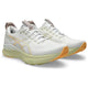 Et par Asics Gel-Kayano 32, Herre løbesko i White/Orange Glow vises side om side med hvid mesh-overdel og lysegule såler med subtile grå og gule detaljer, begge vendt lidt mod højre.