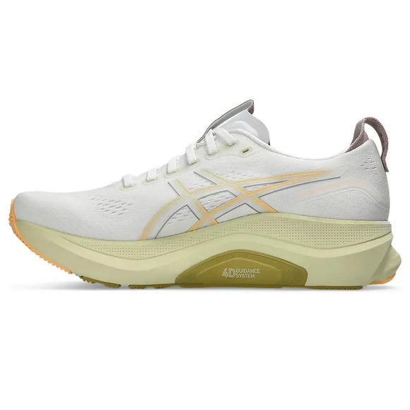 Sidebillede af Asics Gel-Kayano 32, Herre, White/Orange Glow: en moderne stabilitetssko med et diskret gradientlogo, lysegul mellemsål, beige ydersål, hælstrop for nem brug og letvægtsdesign.