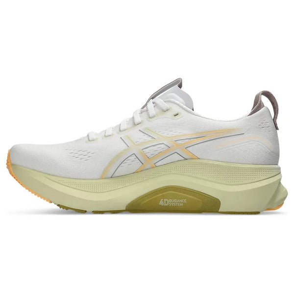 Sidebillede af Asics Gel-Kayano 32, Herre, White/Orange Glow: en moderne stabilitetssko med et diskret gradientlogo, lysegul mellemsål, beige ydersål, hælstrop for nem brug og letvægtsdesign.