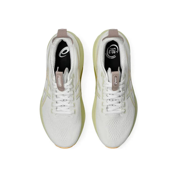 Et par Asics Gel-Kayano 32 Herre løbesko i White/Orange Glow, set ovenfra på en hvid baggrund. Mesh-overdelen, snørebåndene og de brandede indlægssåler er synlige på disse stabilitetssko.