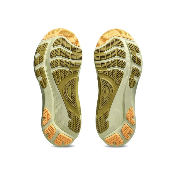 Et par Asics Gel-Kayano 32 stabilitetssko til mænd (White/Orange Glow) vist nedefra viser et struktureret slidbanemønster i tan, olivengrøn og beige på en hvid baggrund.