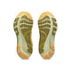 Et par Asics Gel-Kayano 32 stabilitetssko til mænd (White/Orange Glow) vist nedefra viser et struktureret slidbanemønster i tan, olivengrøn og beige på en hvid baggrund.