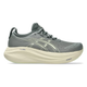 Asics Gel-Nimbus 27 løbesko dame i Monument Blue/Whisper Green har en tyk, off-white polstret sål for maksimal komfort, med ASICS-logoet i hvid og subtile tekstdetaljer nær hælen og sålen.