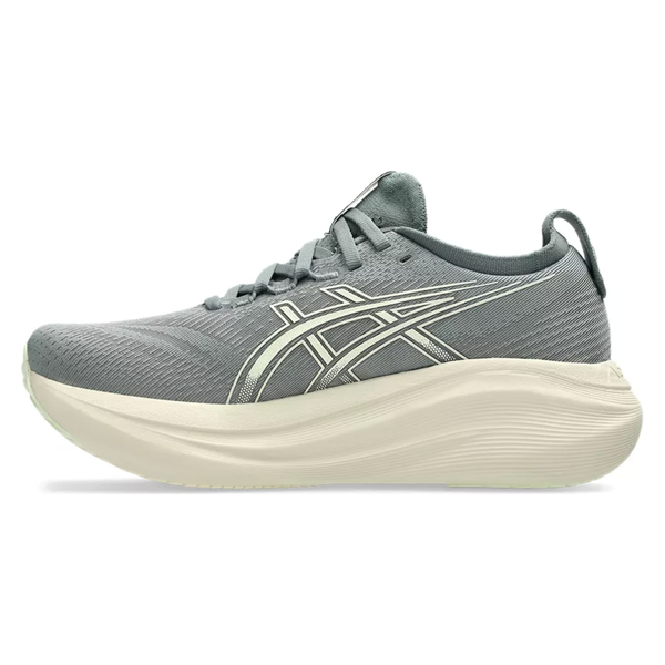 Asics Gel-Nimbus 27 Dame i Monument Blue/Whisper Green er en grå løbesko med en tyk off-white sål, snørelukning, diskrete striber og et stilfuldt logo på siden, inspireret af det ikoniske design for maksimal komfort.