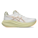 Asics Gel-Nimbus 27, Herre, White/Fawn er en løbesko til mænd med en tyk polstret sål og snørelukning, der har ASICS-logoet på siden for maksimal komfort.