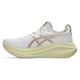 Asics Gel-Nimbus 27, Herre, White/Fawn er vist fra siden mod en hvid baggrund med et logo i blegt guld, en lysegrøn-beige mellemsål og en lyseorange ydersål for maksimal komfort.