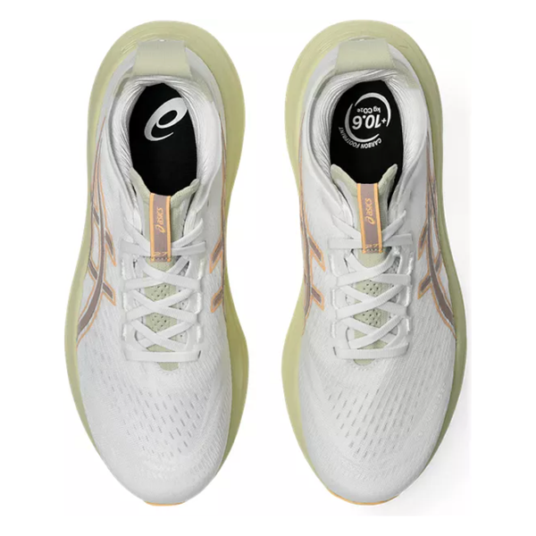 Et par Asics Gel-Nimbus 27, Herre, White/Fawn løbesko med lysegrønne såler og pink-guld accenter, vist ovenfra på en almindelig hvid baggrund for maksimal komfort.