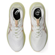 Et par Asics Gel-Nimbus 27, Herre, White/Fawn løbesko med lysegrønne såler og pink-guld accenter, vist ovenfra på en almindelig hvid baggrund for maksimal komfort.