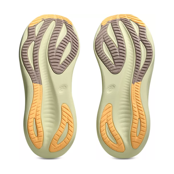Et par Asics Gel-Nimbus 27 Herre skosåler i White/Fawn, med gul og grå slidbane med buede riller og strukturerede sektioner for maksimal komfort, vist side om side på en hvid baggrund.