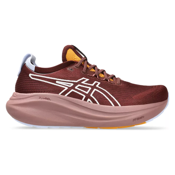 ASICS Gel-Nimbus 27 Tr Dame i Nature Bathing/Dark Red Planet har et rødbrunt og pink design med et hvidt logo, gule detaljer og en tyk polstret sål, der giver maksimal komfort og let atletisk præstation.