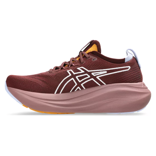 Asics Gel-Nimbus 27 Tr Dame i Nature Bathing/Dark Red Planet har en tyk, buet sål, hvide og gule detaljer og et hvidt logo på siden, vist fra venstre profil mod en ensfarvet baggrund for maksimal komfort.