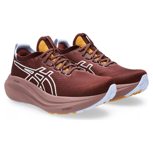 Asics Gel-Nimbus 27 Tr Dame i Nature Bathing/Dark Red Planet leverer maksimal komfort med rødbrun overdel, hvide såler, mørkeorange ydersåler, et fedt hvidt logo, gule detaljer på tungen og mønstrede snørebånd.