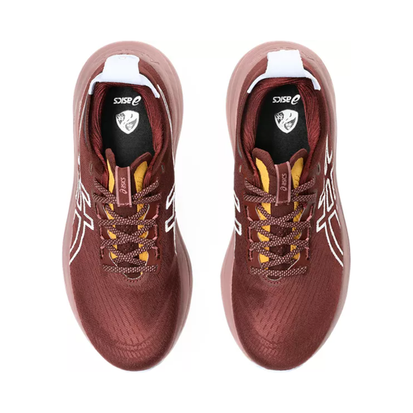 En top-down-visning af Asics Gel-Nimbus 27 Tr Dame i Nature Bathing/Dark Red Planet med hvide logoer, brune og gule snørebånd og hvide såler - designet til maksimal komfort - side om side på en hvid baggrund.