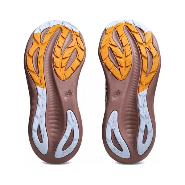 Et par Asics Gel-Nimbus 27 Tr Dame (Nature Bathing/Dark Red Planet) atletiske skosåler med brun, orange og lyseblå tekstureret gummislidbane for maksimal komfort og støtte - ideel til ethvert trailsko-eventyr.