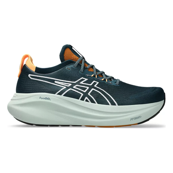 Asics Gel-Nimbus 27 Tr, Herre i Nature Bathing/Tranquil Teal har en mørkegrøn overdel, tyk hvid sål, orange hælaccenter og hvidt logo på siden for maksimal komfort. Vist fra venstre mod en almindelig hvid baggrund.