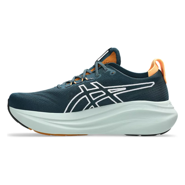 Asics Gel-Nimbus 27 Tr til mænd i Nature Bathing/Tranquil Teal har en tyk hvid sål, hvide og lyseblå detaljer, orange accenter på hæl og pløs, snørelukning for komfort og et stort logo på siden.